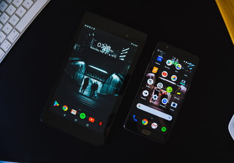 Download latest Google Play Store APK with Dark Mode