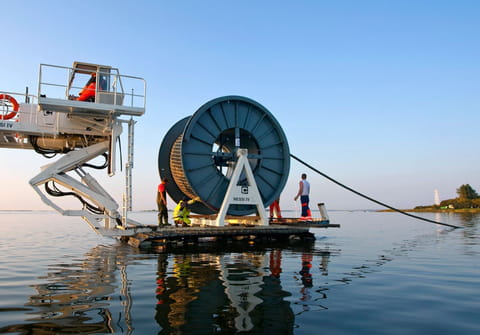 How does the Internet work undersea: cables, map