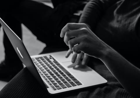 Qu&eacute; hacer si tu Mac se qued&oacute; sin sonido o se escucha bajo